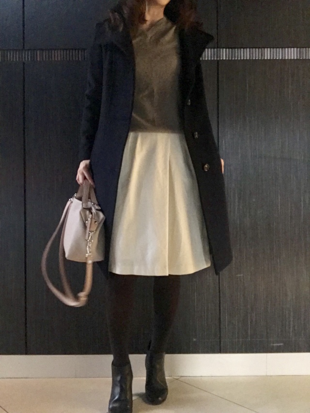 ダークな色使いになる冬こそ白スカートできれいめに ファッション誌marisol マリソル Online 40代をもっとキレイに 女っぷり上々