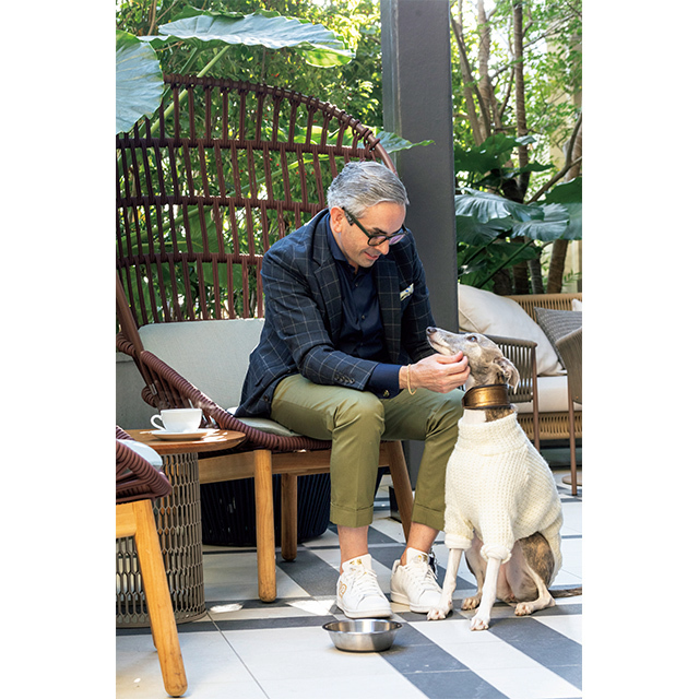 総支配人のネイザン・クック氏も、ときどきは愛犬のウィペット種・ウィラちゃんと一緒にホテルに出社。