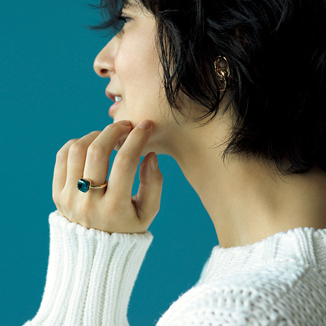 富岡佳子 華やかなきらめきとは違う知的なオーラを放つリング