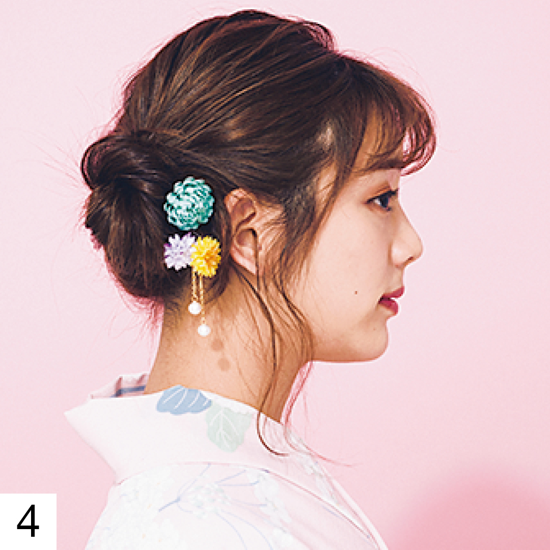 最後におだんごの根元に髪飾りをつけて完成。残しておいた顔回りの髪はヘアアイロンで巻いて少しニュアンスを出すとポイントになるし色っぽさがアップするよ♡