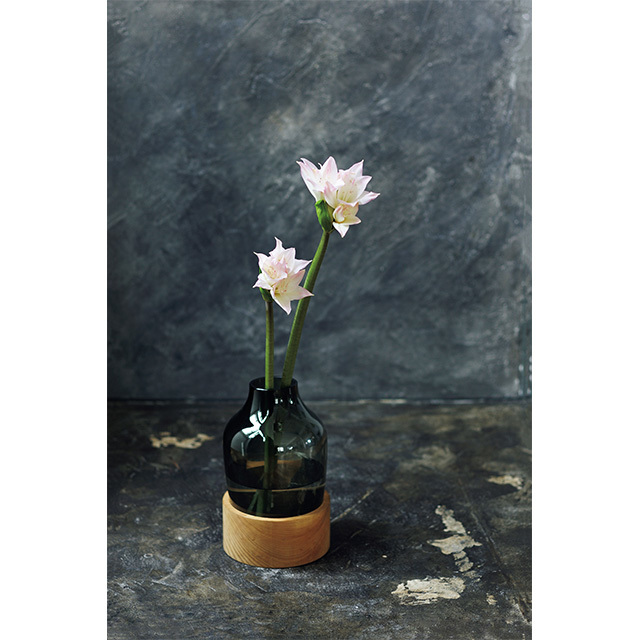 木製のベースとスモーキーなグレーのガラスのコ ンビネーションの花器