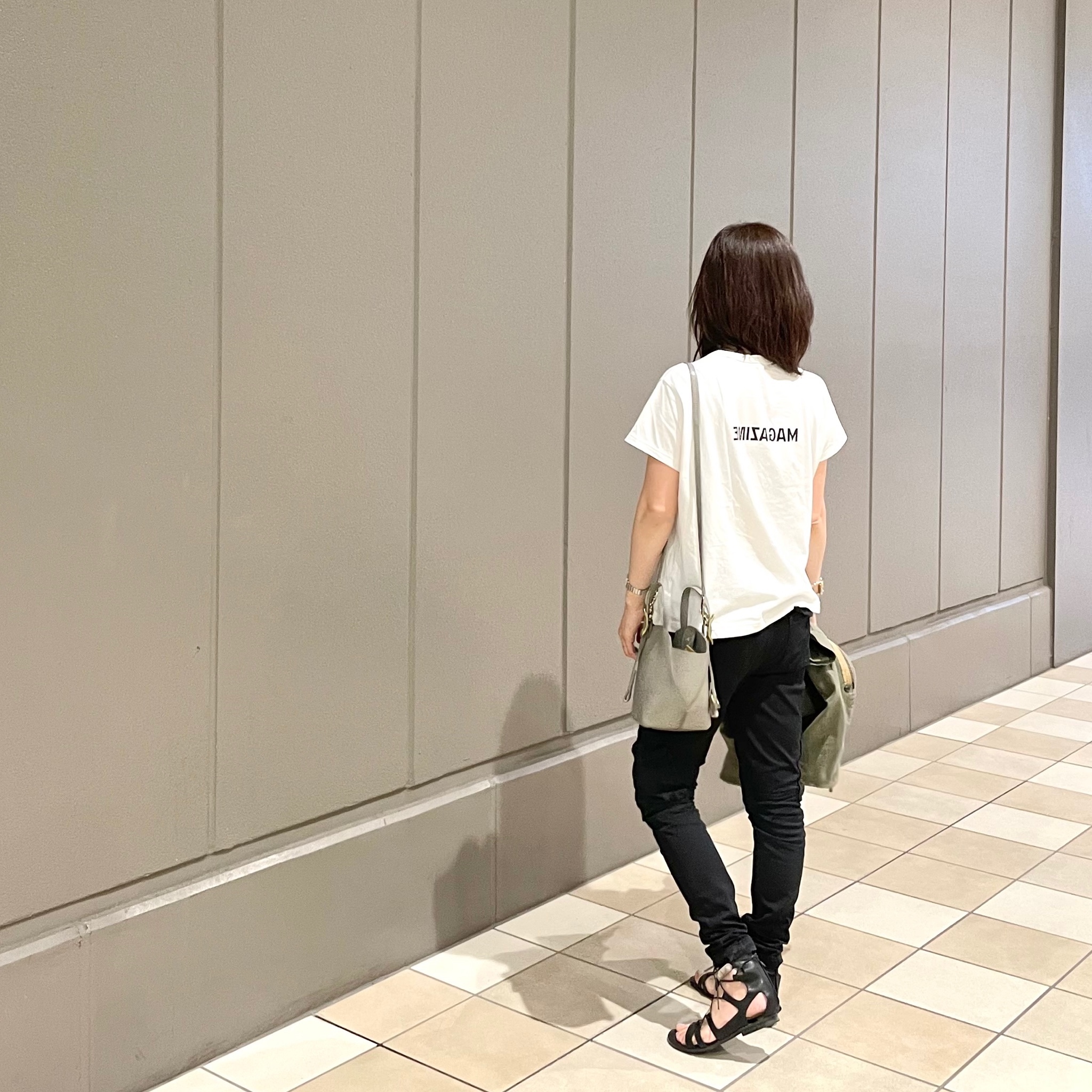 ロゴｔシャツ 黒パンツ サンダル 華組 大垣佳世のブログ 華組ブログ Web Eclat