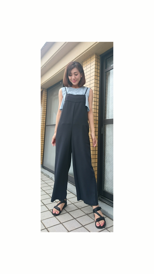 UNIQLOのキャミソールサロペット黒とブルーブラウスの着こなし