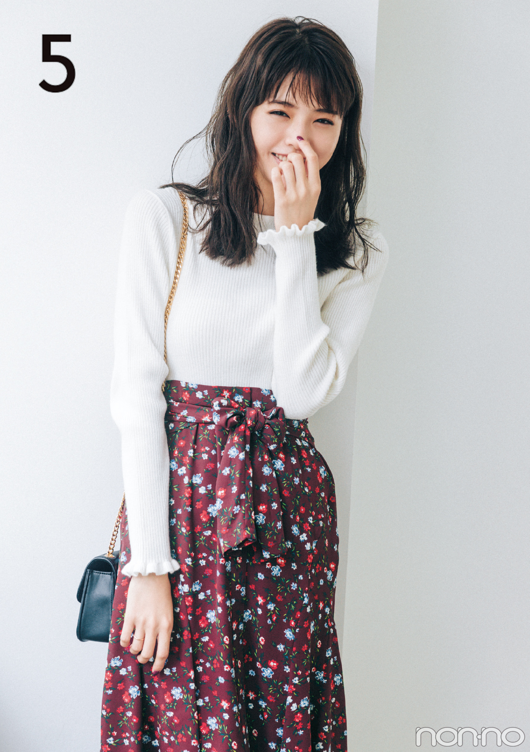 白のプチハイニットを10倍可愛く着る方法って 18秋冬ニットコーデ Non No Web ファッション 美容 モデル情報を毎日お届け