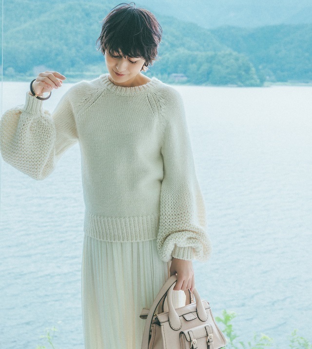富岡佳子さんが着るChloé(クロエ)のバルーンスリーブニット