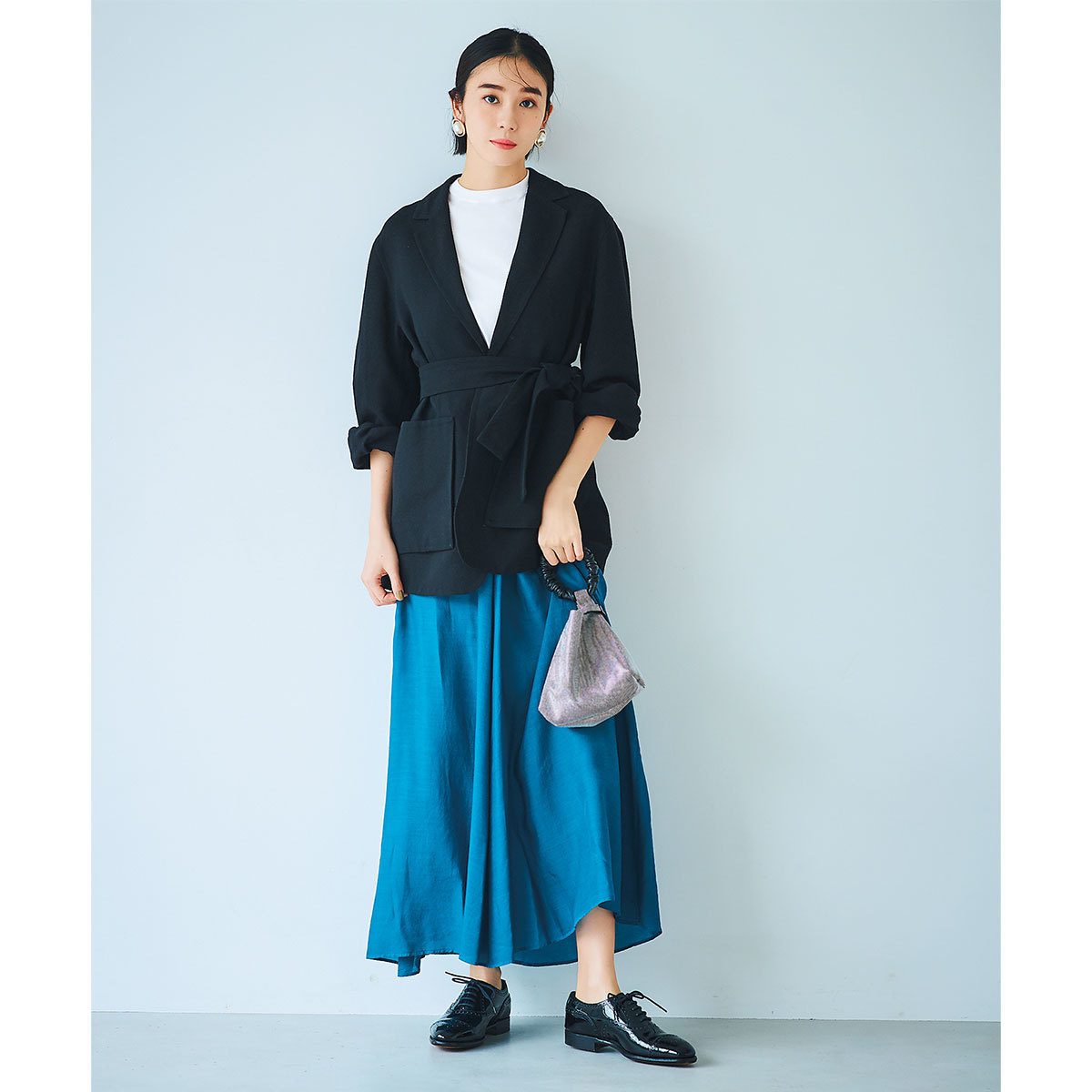 ■黒のジャケット×コバルトブルーのスカートコーデ