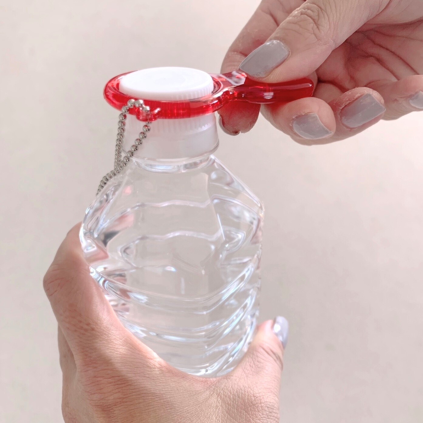 キャップオープナーがあれば、ペットボトルの蓋はいとも簡単にオープン!