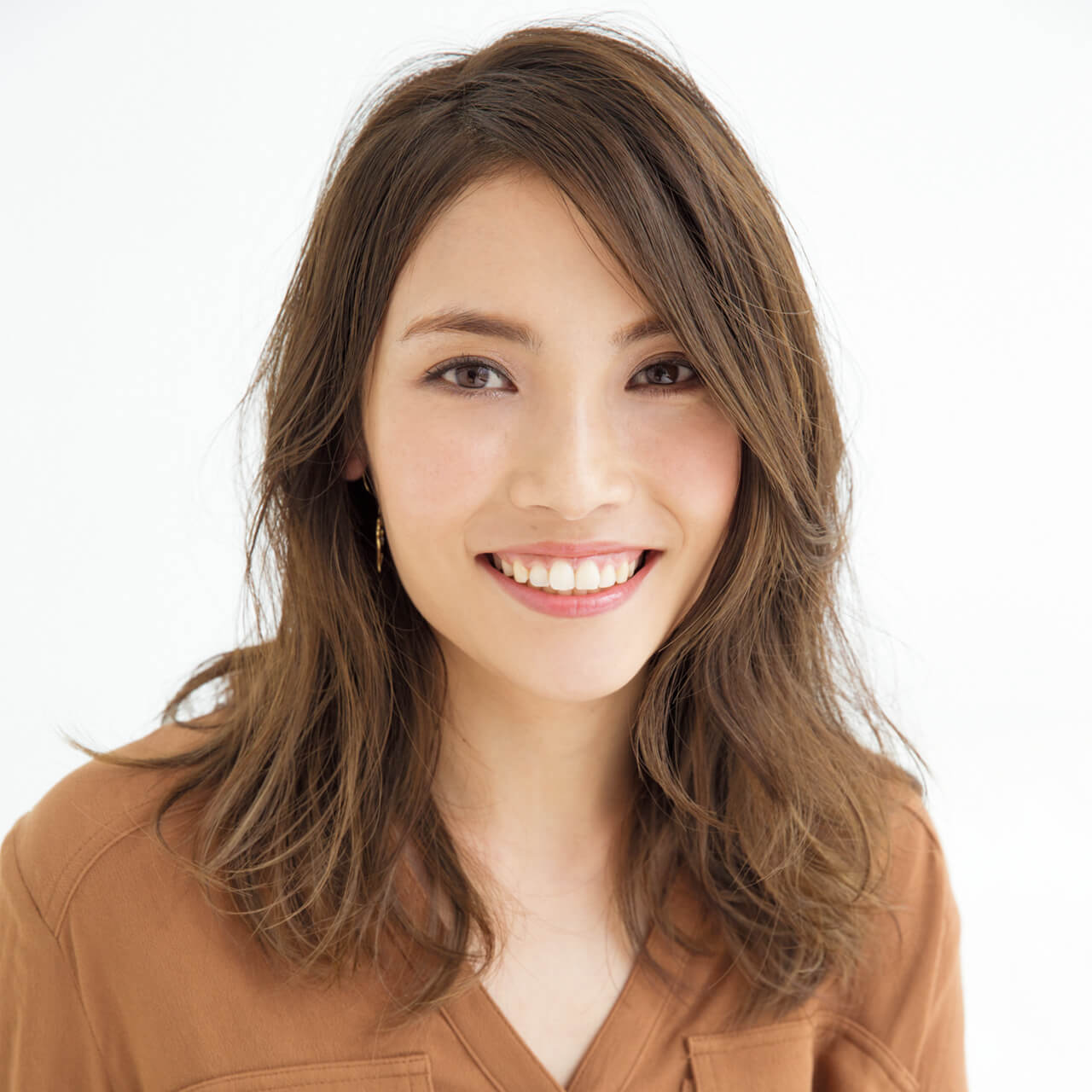 小顔効果もあり!ぺったり前髪はサイドに流れる外巻きパーマで動きをプラス【40代のロングヘア】_1_1