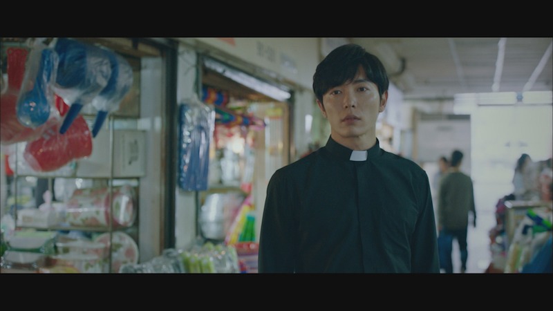 悪霊払いの神父役に挑む 客 ザ ゲスト のキム ジェウクさんインタビュー ファッション誌marisol マリソル 40代をもっとキレイに 女っぷり上々