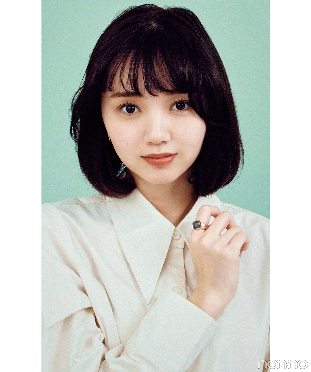 ストレートアイロンでサイドは非対称のアシメ内巻きヘアアレンジの江野沢愛美