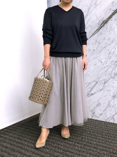 村山佳世子×SLOANE 【スタイリスト村山佳世子さん別注】ウールシルクカシミヤVネック ¥31,900(税込)
