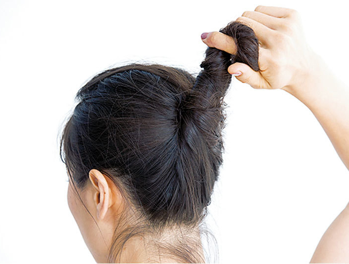 抜け感ウェーブをつくるヘアアレンジ術1