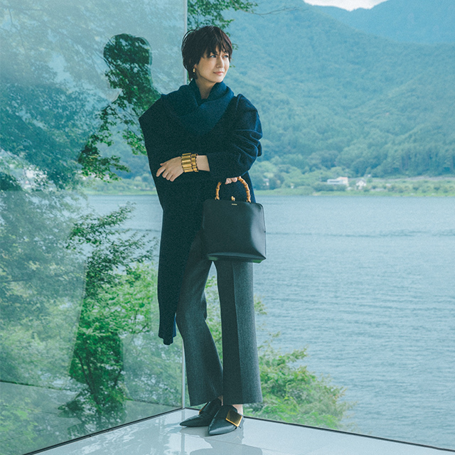 富岡佳子さんが着るJIL SANDER(ジル サンダー)のクルーネックニット