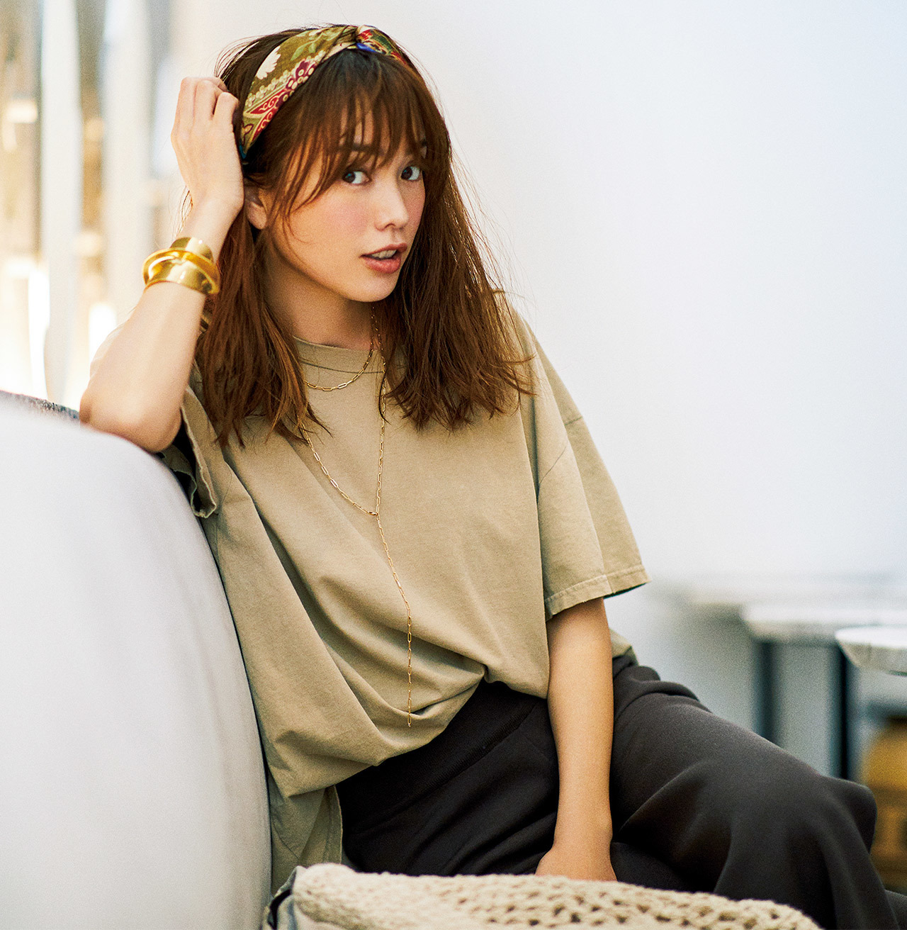 グレージュTシャツに、小物をきかせて感度高めに。モデル蛯原友里