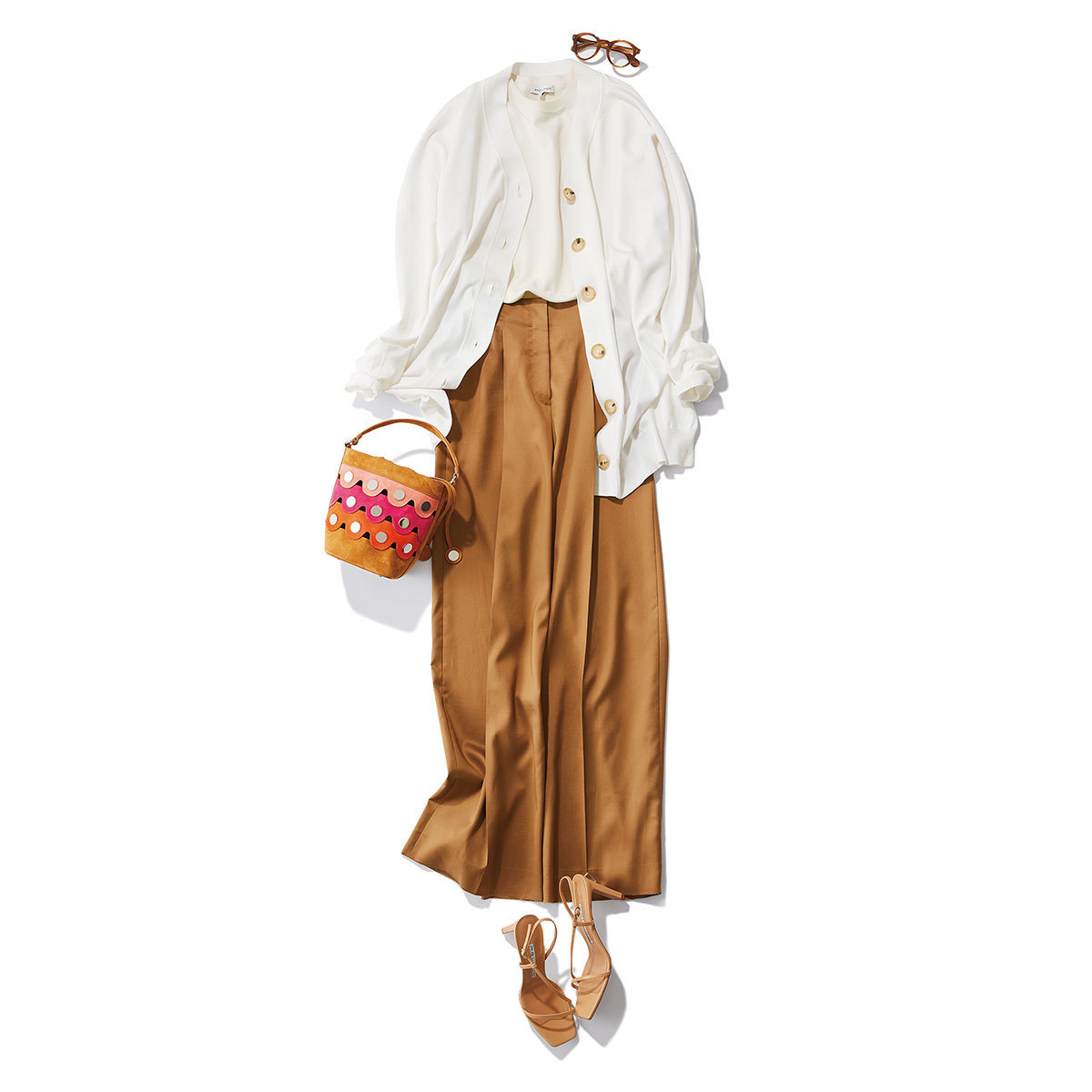 ベージュのワイドパンツ×白のアンサンブルニットコーデ