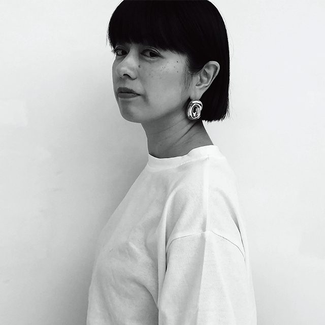 大人の上下黒コーデのポイントは 甘さは一点限定 全身黒でも とっつきにくさ 払拭 Happy Plus ハピプラ 大人の上下黒コーデのポイントは 甘さは一点限定 全身黒でも とっつきにくさ 払拭 Happy Plus ハピプラ