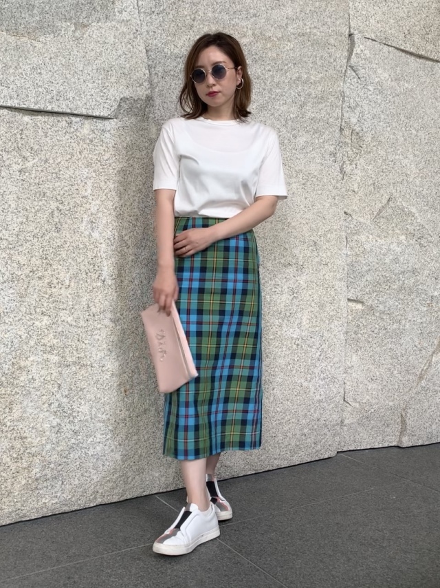Tシャツとスニーカーとチェック柄スカート