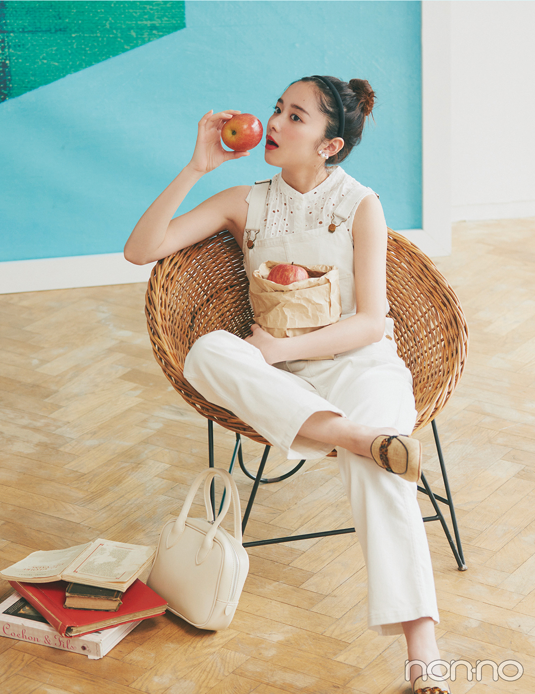 夏に映えるオールホワイトでカジュアルコーデを旬にアプデ 大学生の毎日コーデ Non No Web ファッション 美容 モデル情報を毎日お届け