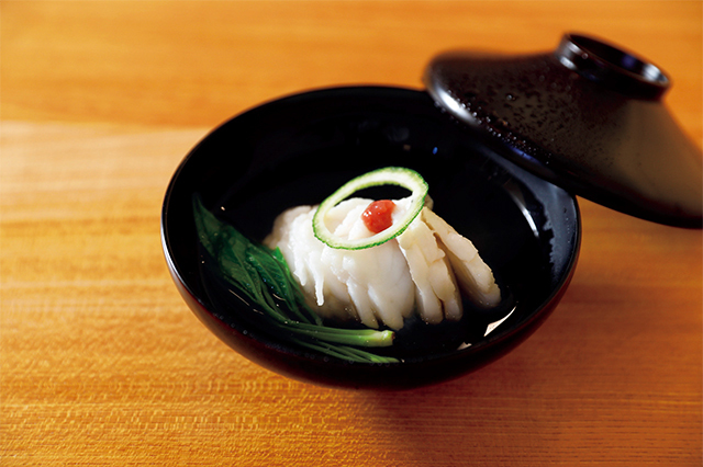 煮物椀「鮎魚女 漉油 青柚子 梅肉」。複数の昆布とかつお節を使い 分けてひくだしが味の基調