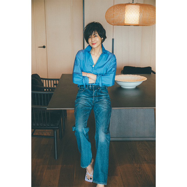 ベーシックシャツは着こなしを変えて気分一新!【富岡佳子 夏のプライベート・スタイル】