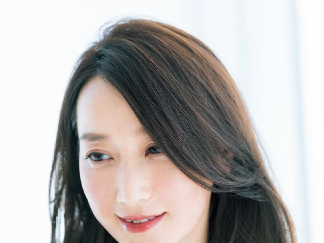 前髪を頰下まで長めにつくり、ひし形を強調