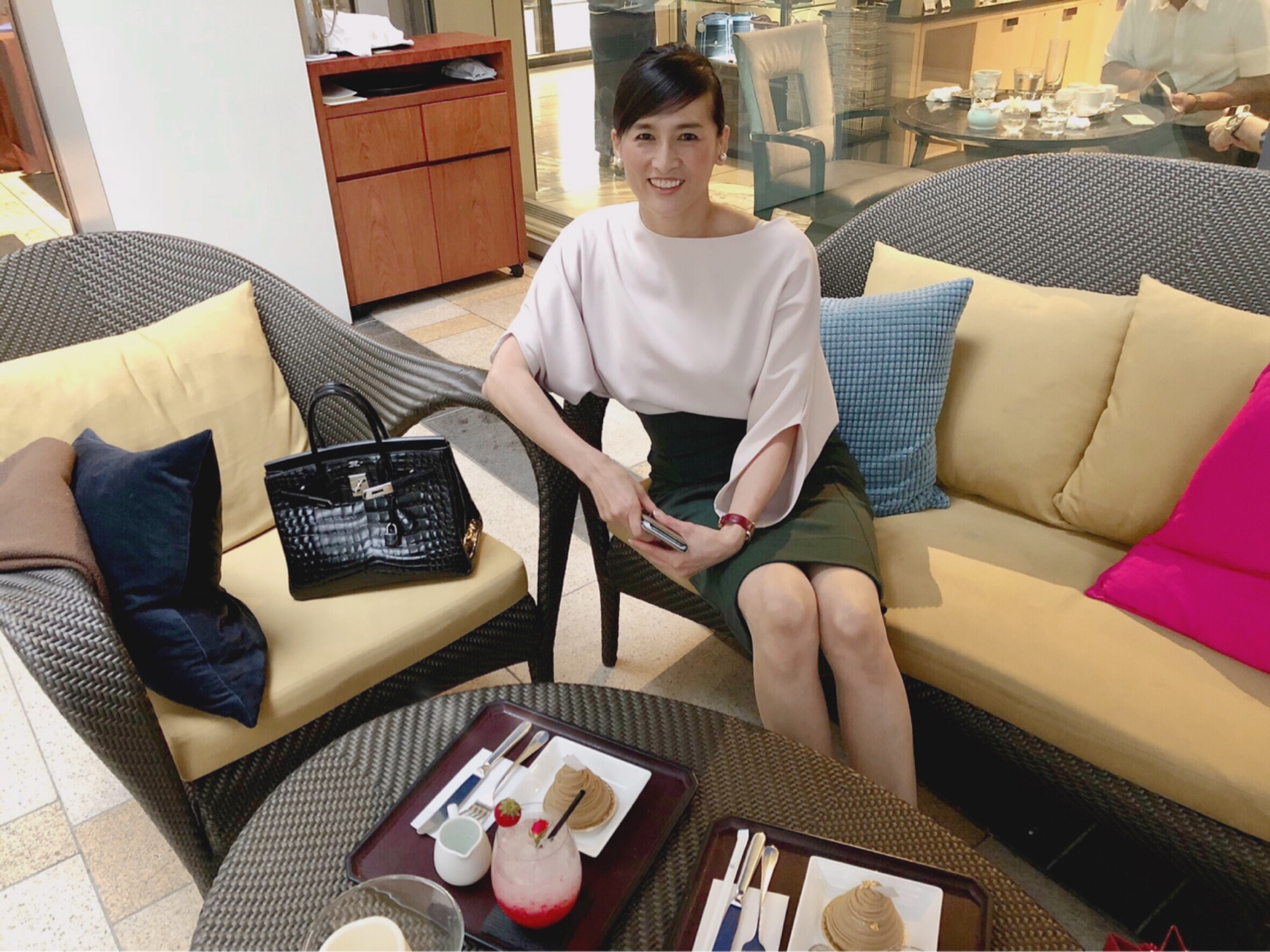 50代の私はタイトなスカートに合わせて(ベージュ)