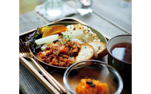 ランチは「Veganラタトゥイユ」。ごはん、パン、焼き野菜、デリ、ドリンクつき。¥1,100