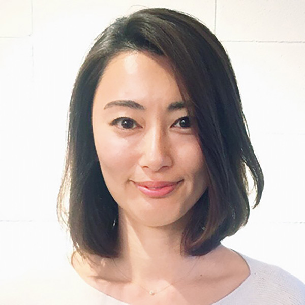 丸みとカール感がエレガントな美人ボブヘア アラフィーのための春ヘア ボブ編 Web Eclat 50代女性のためのファッション ビューティ ライフスタイル最新情報