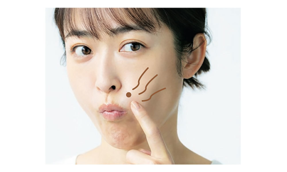 まずはモダイオラスの位置を確認。口角の内側の少し上のあたりを舌先でさわると、小さな膨らみがあるのがわかる。そこが表情筋が集結するモダイオラス。