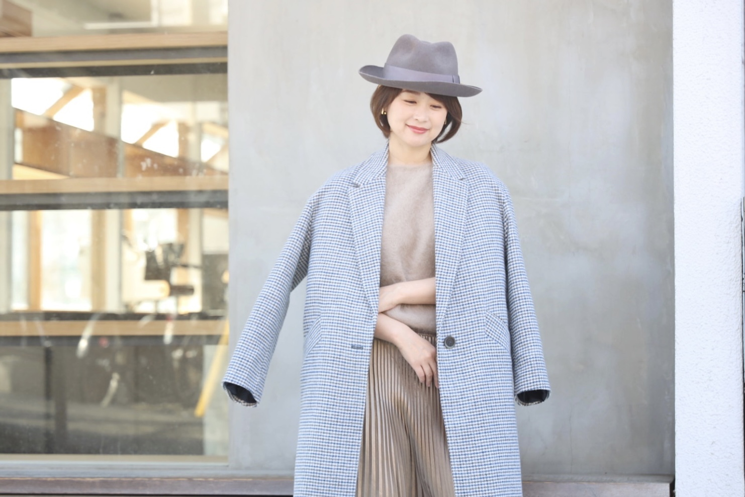 春ベージュ×艶ロングプリーツの「甘くない」スカートコーデ_1_1