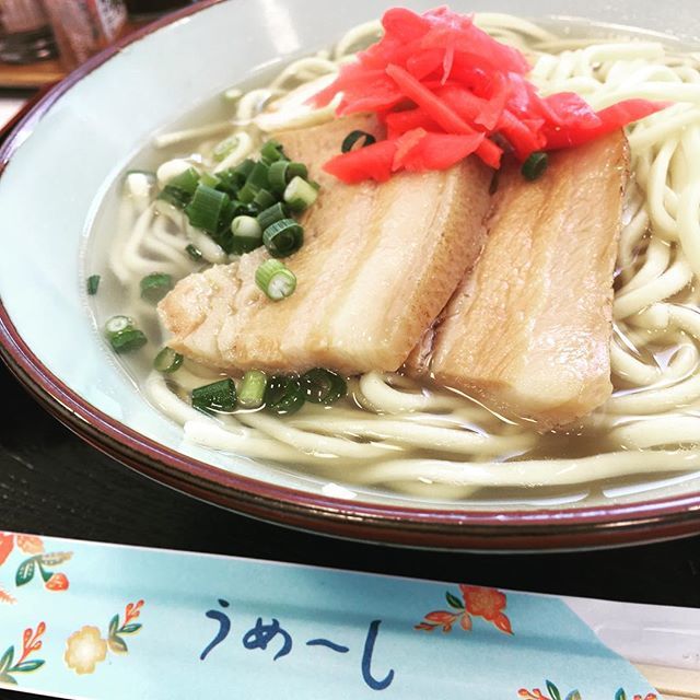 沖縄に着いて早々 お約束の沖縄そば お箸の袋に うめーし ファッション誌marisol マリソル Online 40代をもっとキレイに 女っぷり上々
