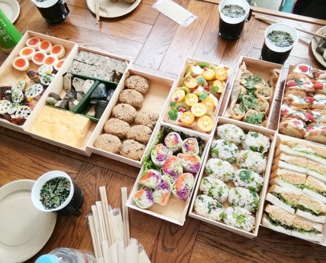 皆さんと一緒に、色鮮やかな美味しいランチを頂きました♡「マルサラ飲食店」さんのケータリングです。