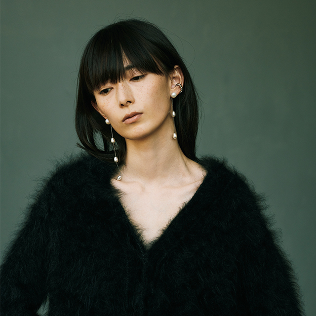 アシンメトリーに揺れるロングパールで予定調和を大胆かつ美しくくずして