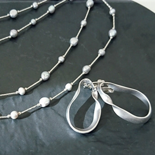 モノトーンの服には 華のあるシルバーアクセを