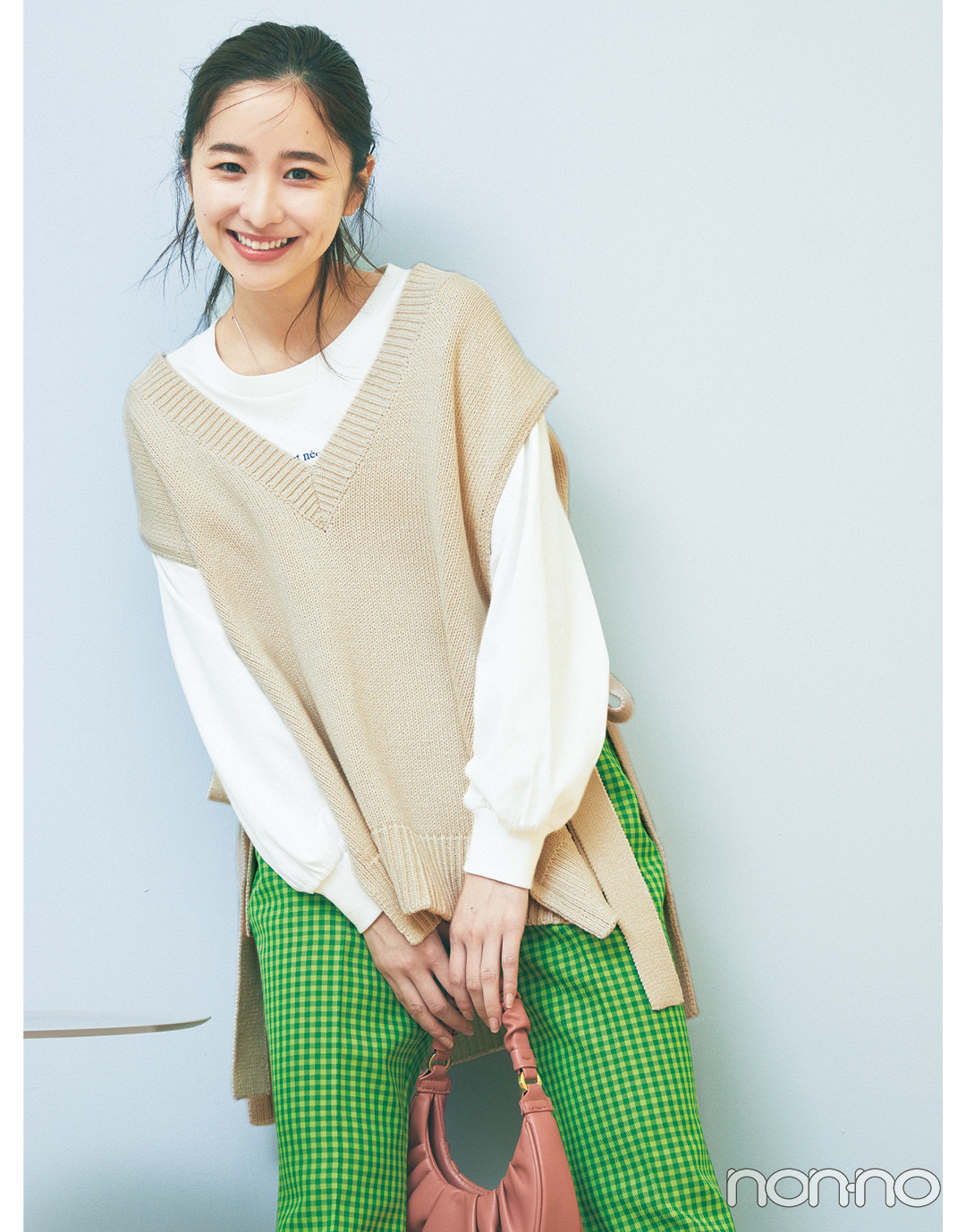 堀田真由の春のこなれシンプル着回しのモデルカット1