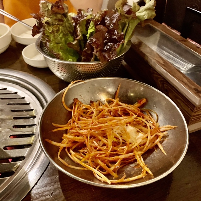 ネギのあっさり漬けと一緒に葉野菜に巻いてパクリ。