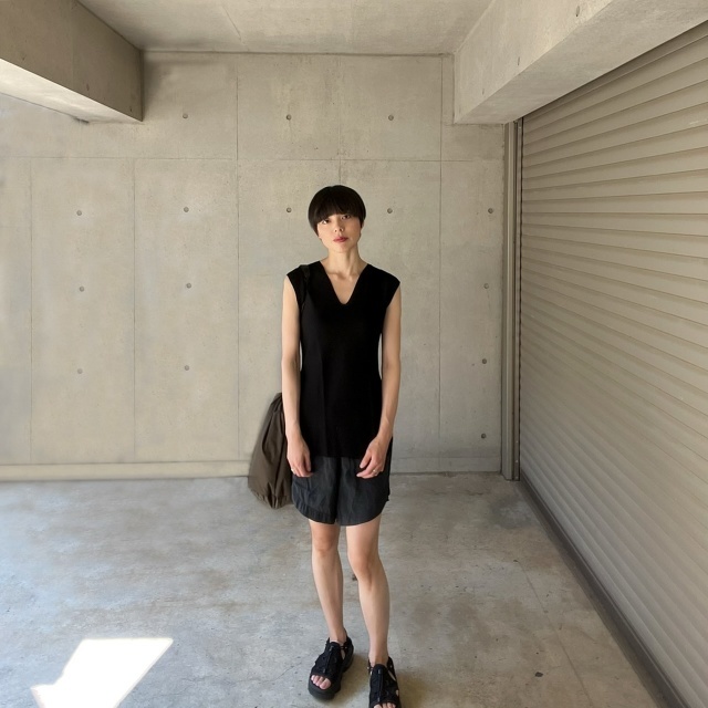 ノースリーブトップス×ショートパンツのモノトーンコーデ