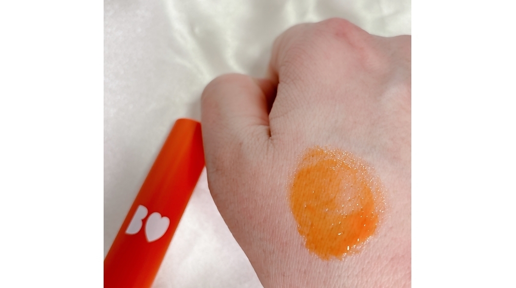 BIDOLのつやぷるリップの春の新色のめしあがれMANDARINの発色はツヤツヤ!