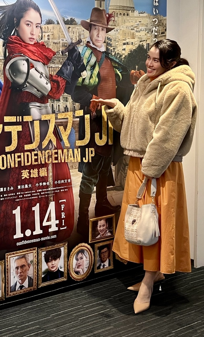 館内の大きなポスターの前で