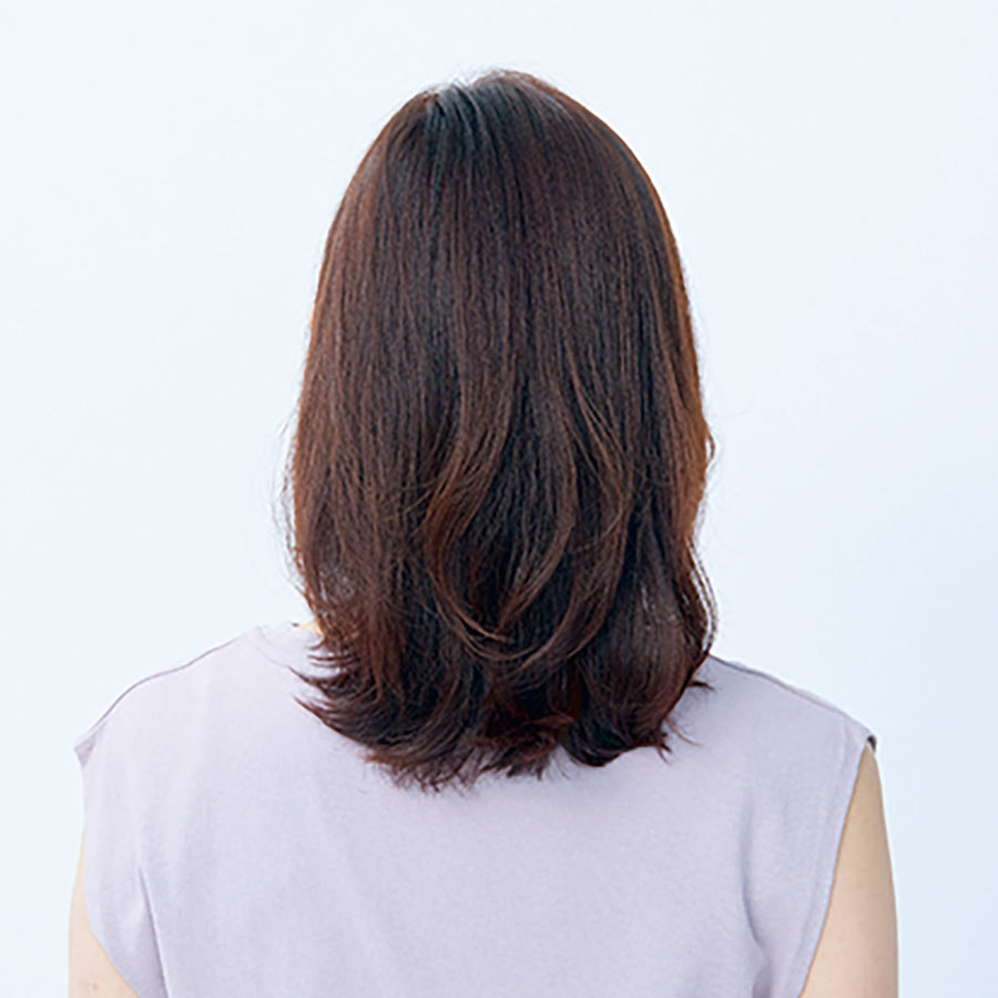 後ろから見た 40代人気ミディアムヘアスタイル1位