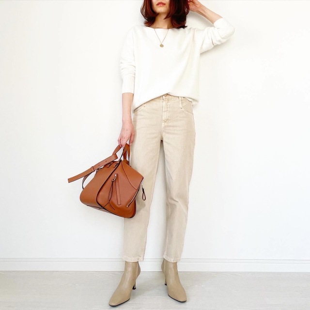 teany(ティーニー) フォックス混ニット カラー:オフホワイトとZARA KIDS ガーメントダイ仕上げマムフィットパンツ カラー:サンド