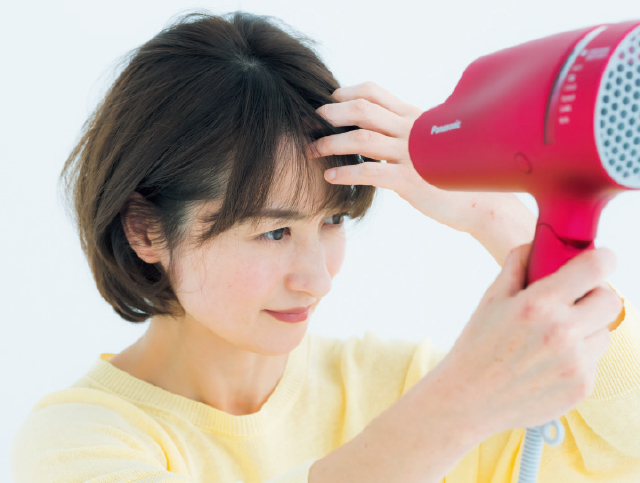 分け目をぼかしつつブローしてラフ感をプラス