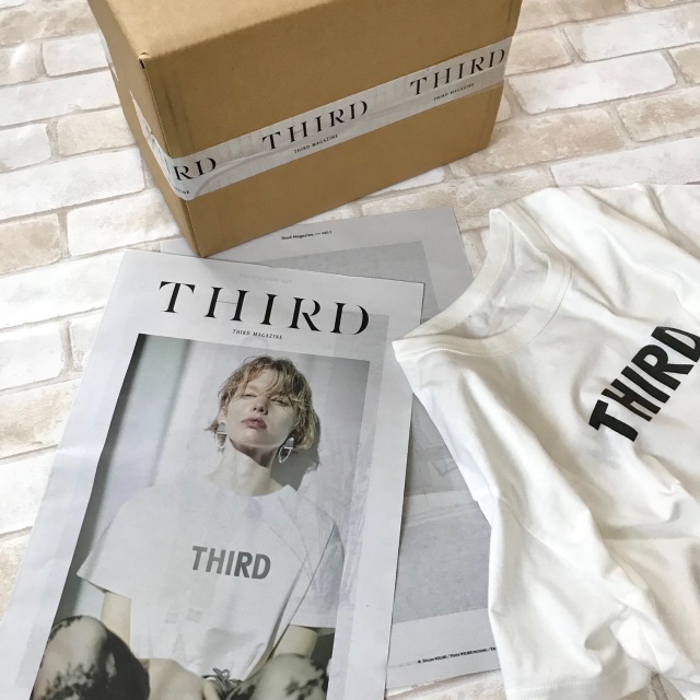 届いた箱もシンプルなのにスタイリッシュ!同封のカタログも素敵です。ちょうどモデルさんと同じTシャツ
