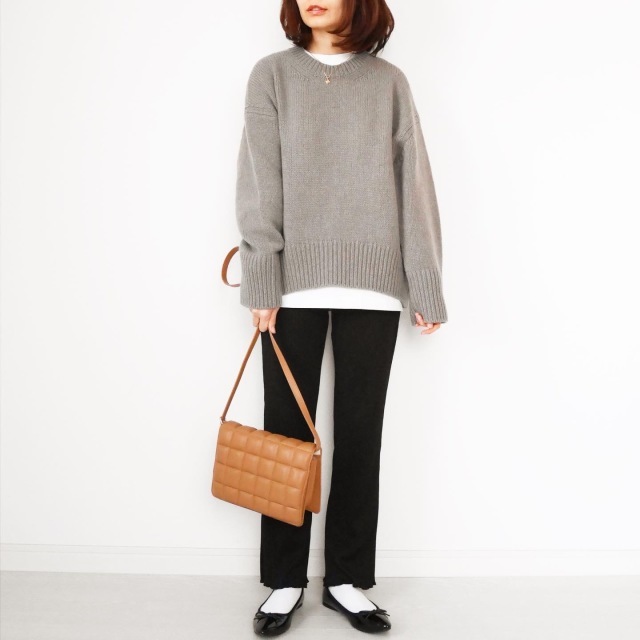 GUのリブスリムストレートパンツ×ベージュのニットコーデ