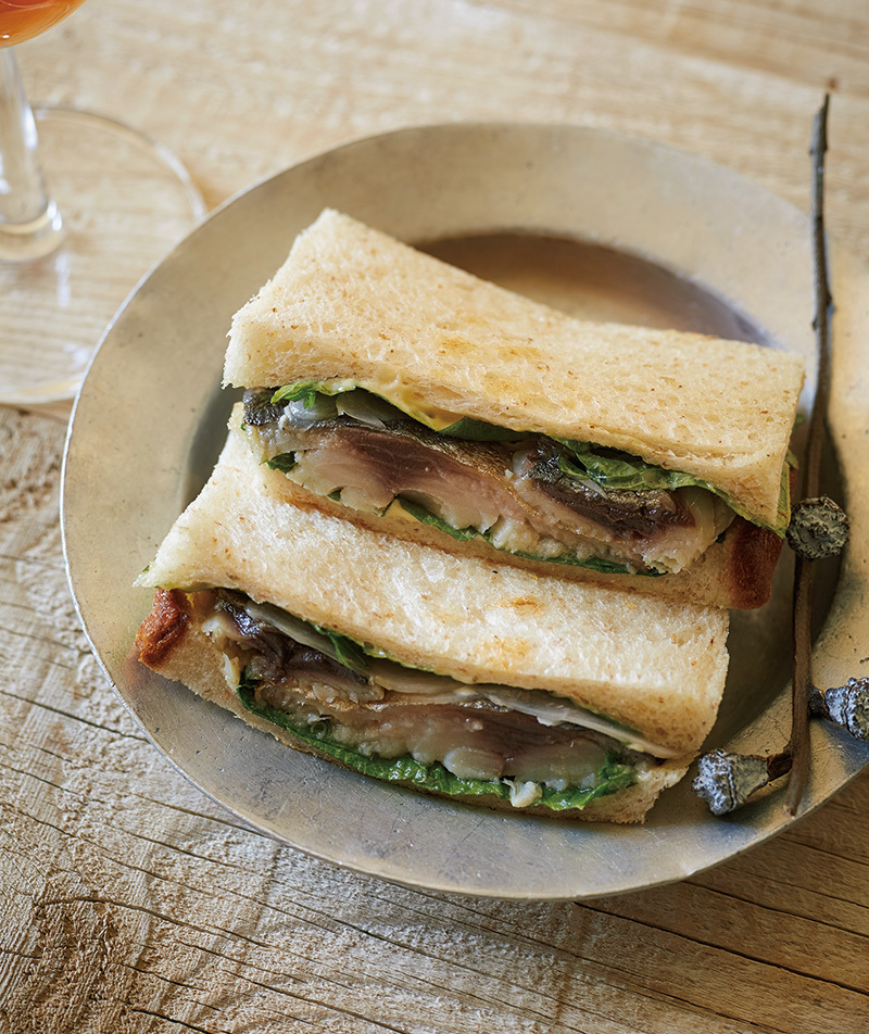 暑い夏におすすめ クラフトビールに合う鯖のサンドイッチ 平野由希子のおつまみレシピ 22 ファッション誌marisol マリソル Online 40代をもっとキレイに 女っぷり上々