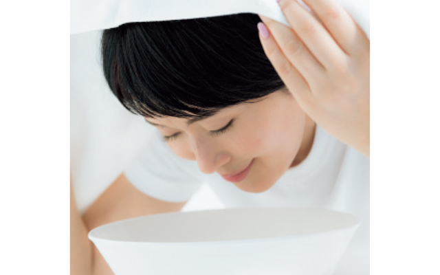 洗面器に顔を近づけ、頭をタオルで覆い、スチーム蒸し状態にして約30秒