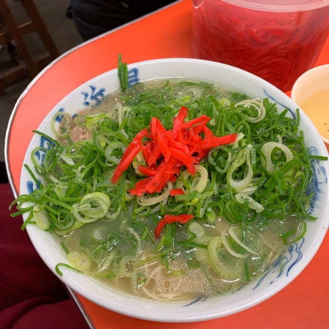 麺はカタメ、ネギ多め。注文時に独特の方法で好みを伝える必要があるので、ネットで要予習。