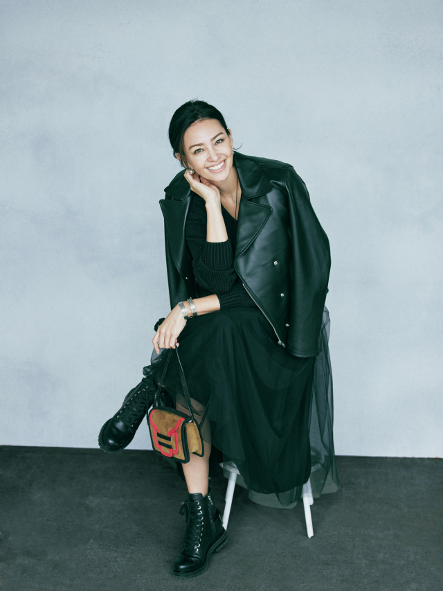 ライダース チュールスカートの甘辛mixで黒コーデに立体感を 2月のワントーン をもっと素敵に Happy Plus ハピプラ