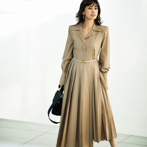 フェンディ のワンピースは甘さとシャープさのバランスが絶妙 エグゼクティブ女性の ベージュ スタイル Web Eclat 50代女性のためのファッション ビューティ ライフスタイル最新情報