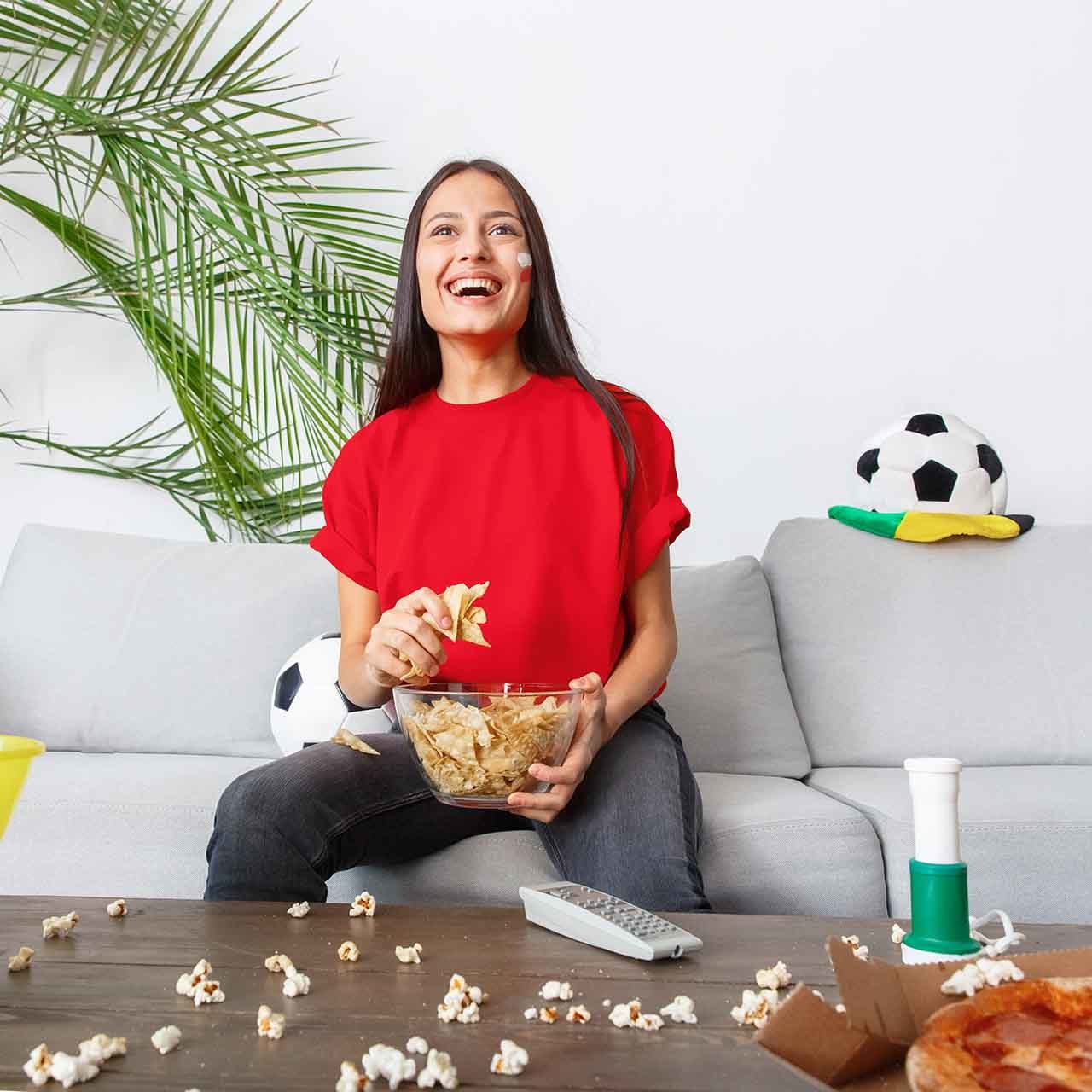 サッカー観戦をする女性